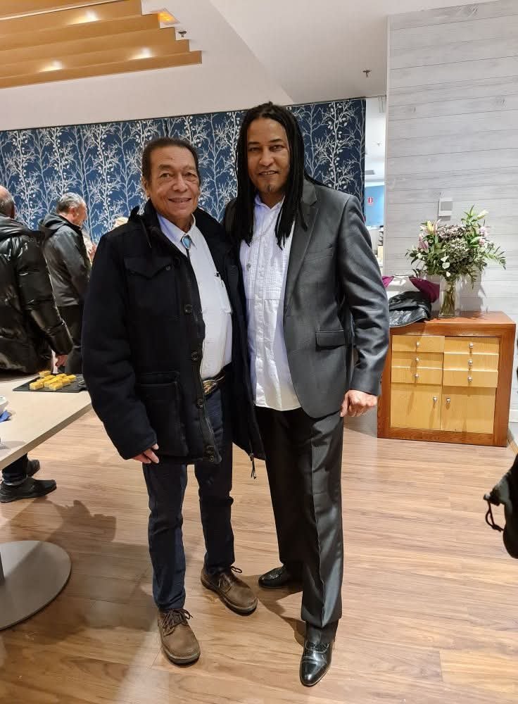 El Dr. Raimundo Torres con el cantante cubano Johnny Vergara