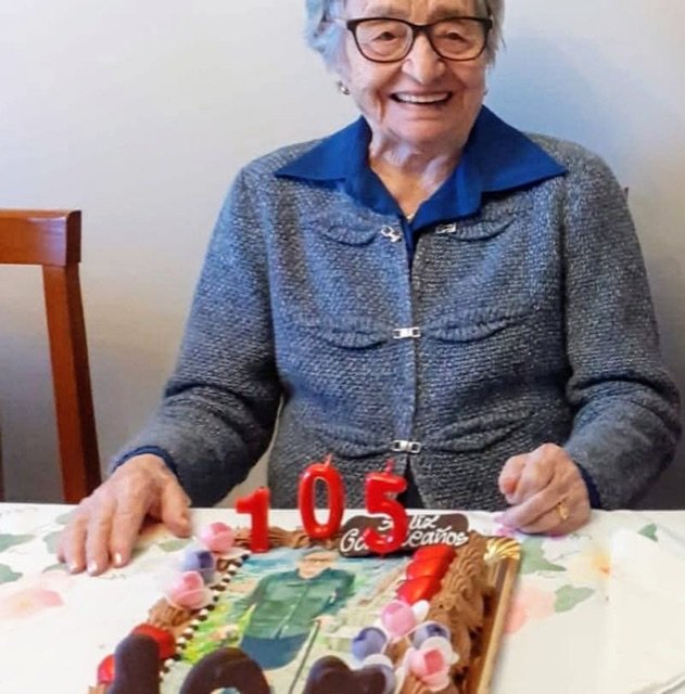 Paciente celebrando su 105 cumpleaños — Longevidad con Calidad
