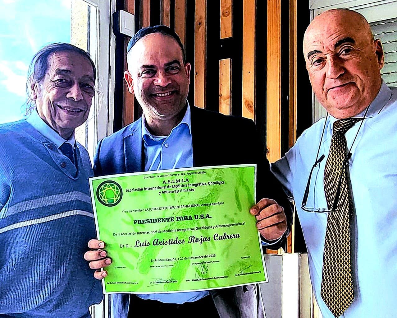 Dr. Luis Arístides Rojas Cabrera (centro), Dr. Raimundo Torres Díaz (izquierda) y Dr. Josep Carbonell i Esteve (derecha)